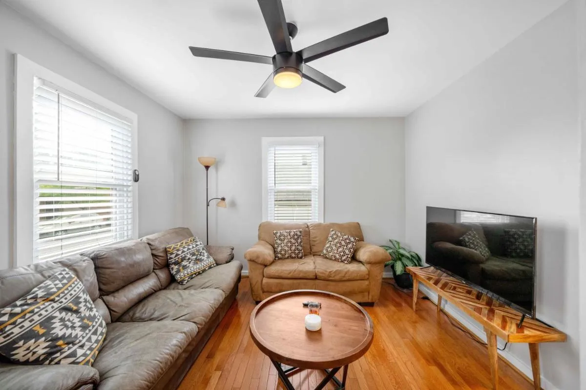 Image 4 of Charming home near Churchill Ds and Expo Center