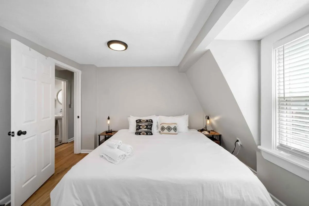 Image 1 of Charming home near Churchill Ds and Expo Center