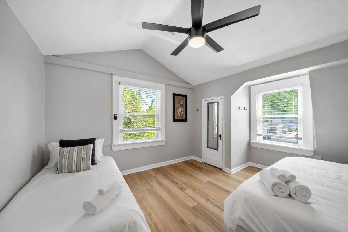 Image 5 of Charming home near Churchill Ds and Expo Center