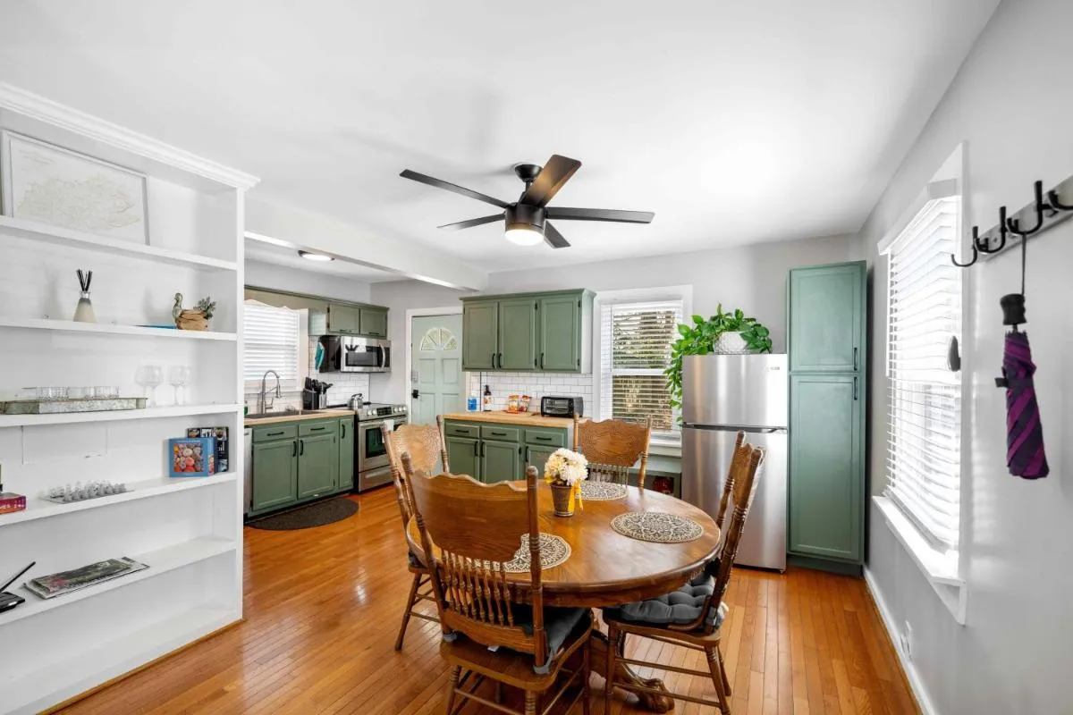 Image 3 of Charming home near Churchill Ds and Expo Center