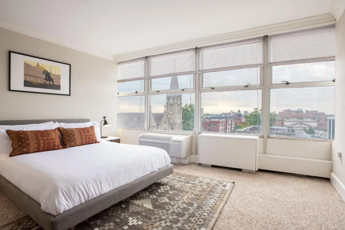 Image 1 of CozySuites 800 Tower 1BR with sky pool, gym! 02