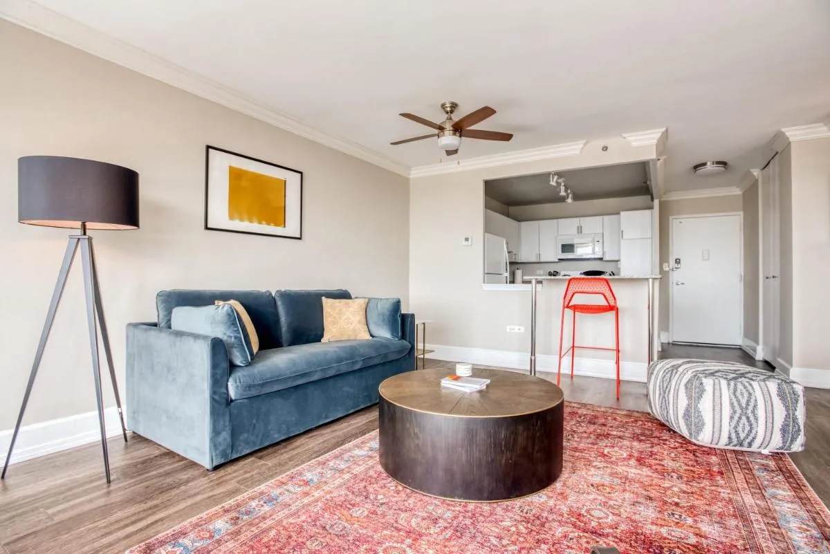 Image 4 of CozySuites 800 Tower 1BR with sky pool, gym! 02