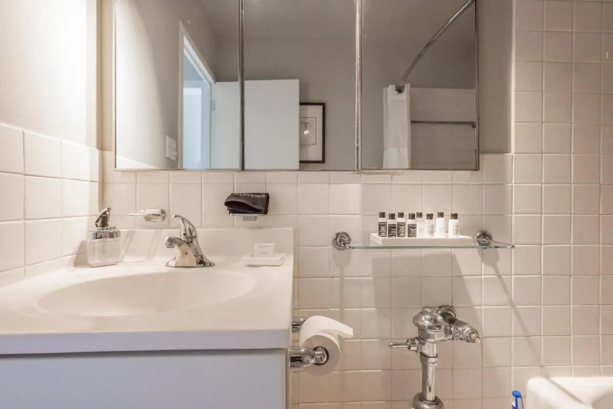 Image 2 of CozySuites 800 Tower 1BR with sky pool, gym! 02