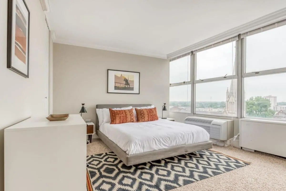 Image 1 of CozySuites 800 Tower 1BR with sky pool, gym! 05