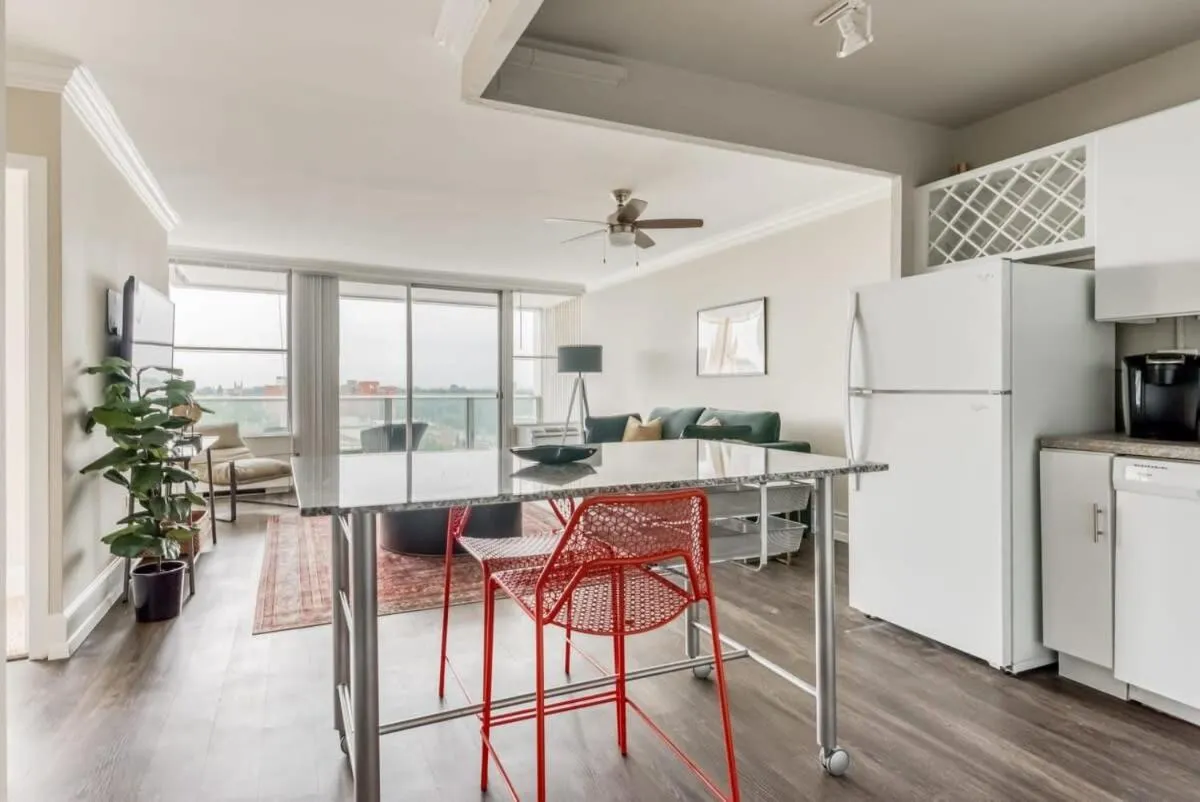 Image 4 of CozySuites 800 Tower 1BR with sky pool, gym! 05