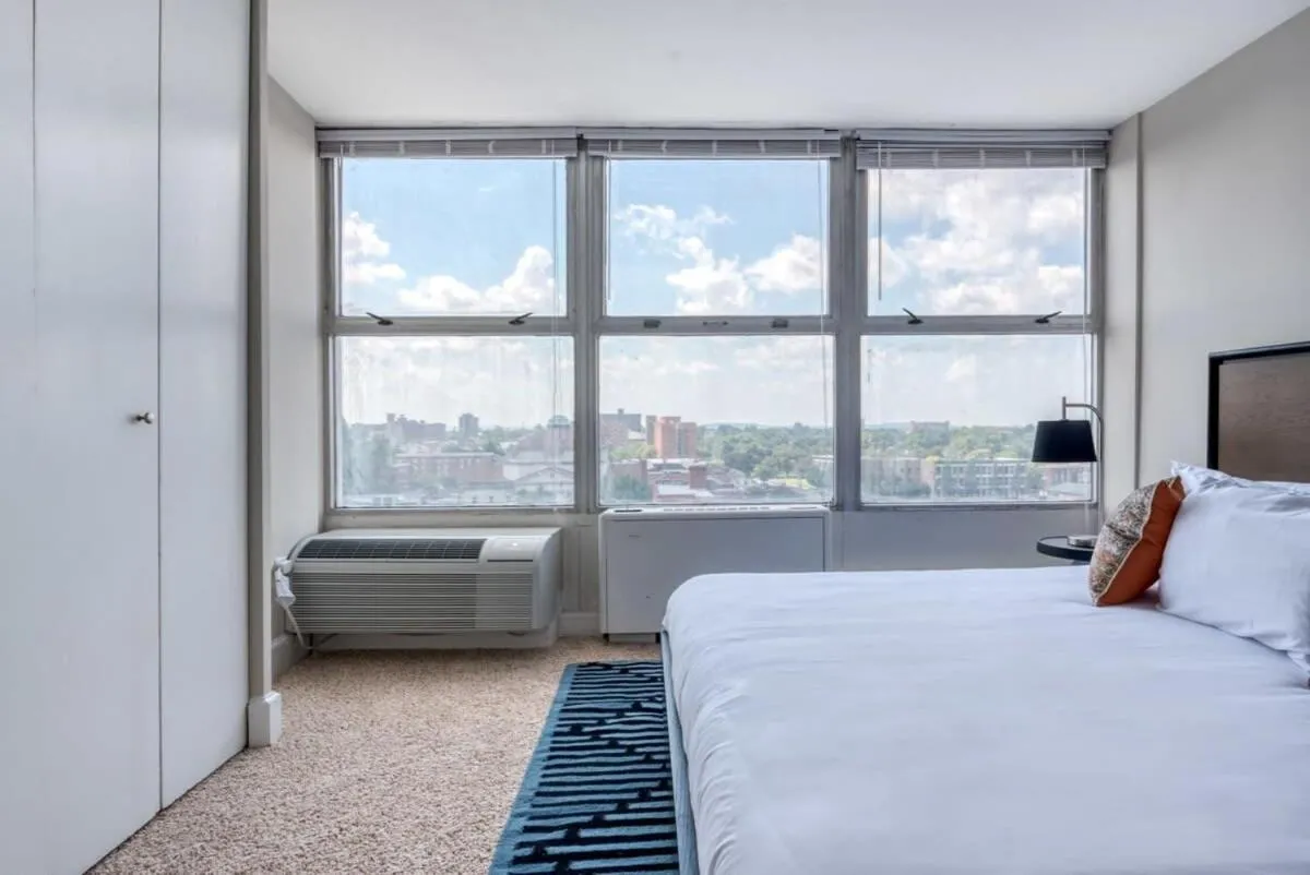 Image 1 of CozySuites 800 Tower 1BR with sky pool, gym! 08