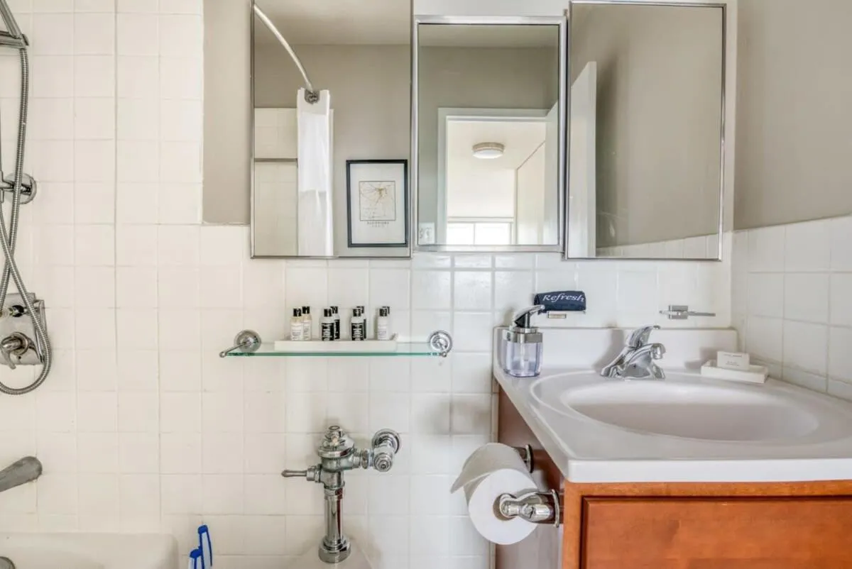 Image 2 of CozySuites 800 Tower 1BR with sky pool, gym! 08