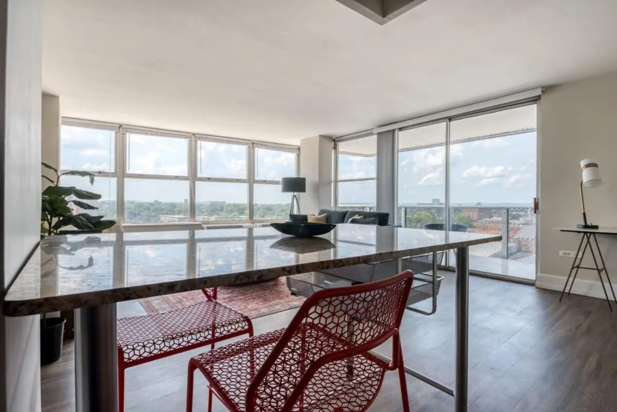 Image 4 of CozySuites 800 Tower 1BR with sky pool, gym! 08