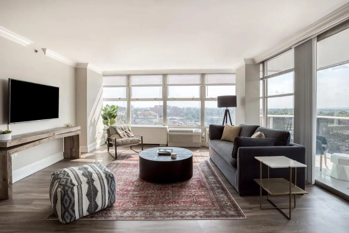Image 5 of CozySuites 800 Tower 1BR with sky pool, gym! 10