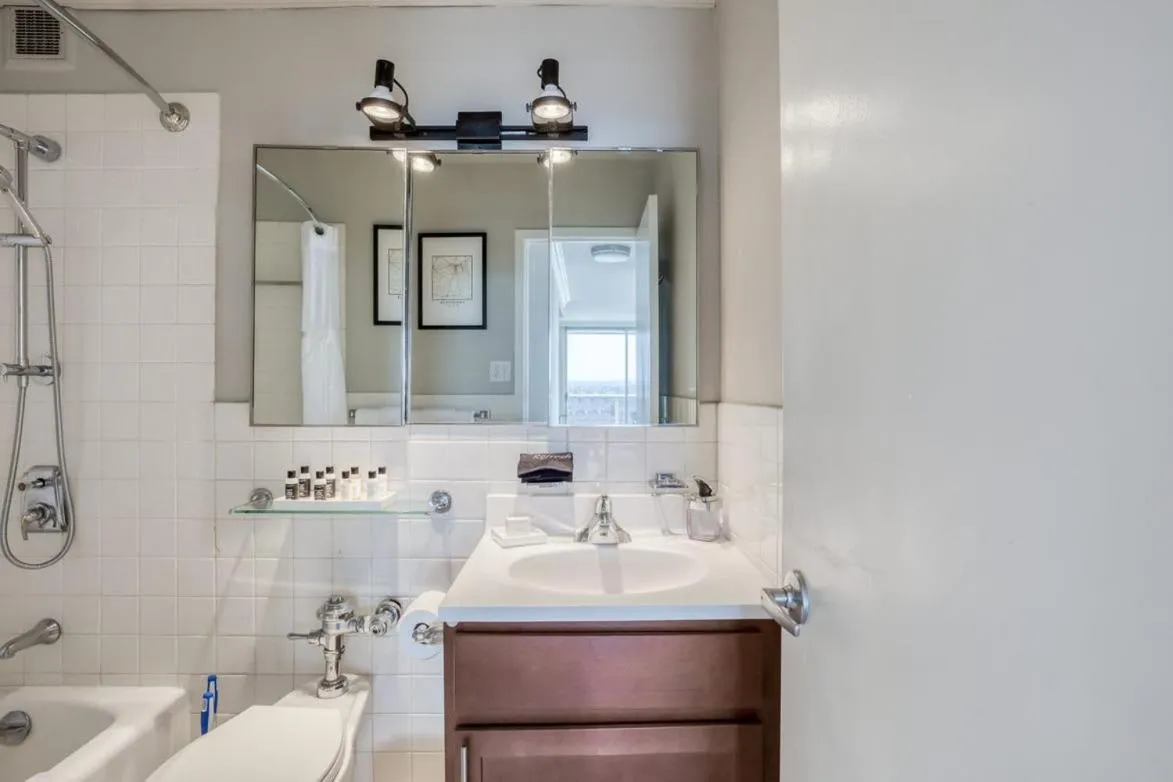 Image 2 of CozySuites 800 Tower 1BR with sky pool, gym! 10