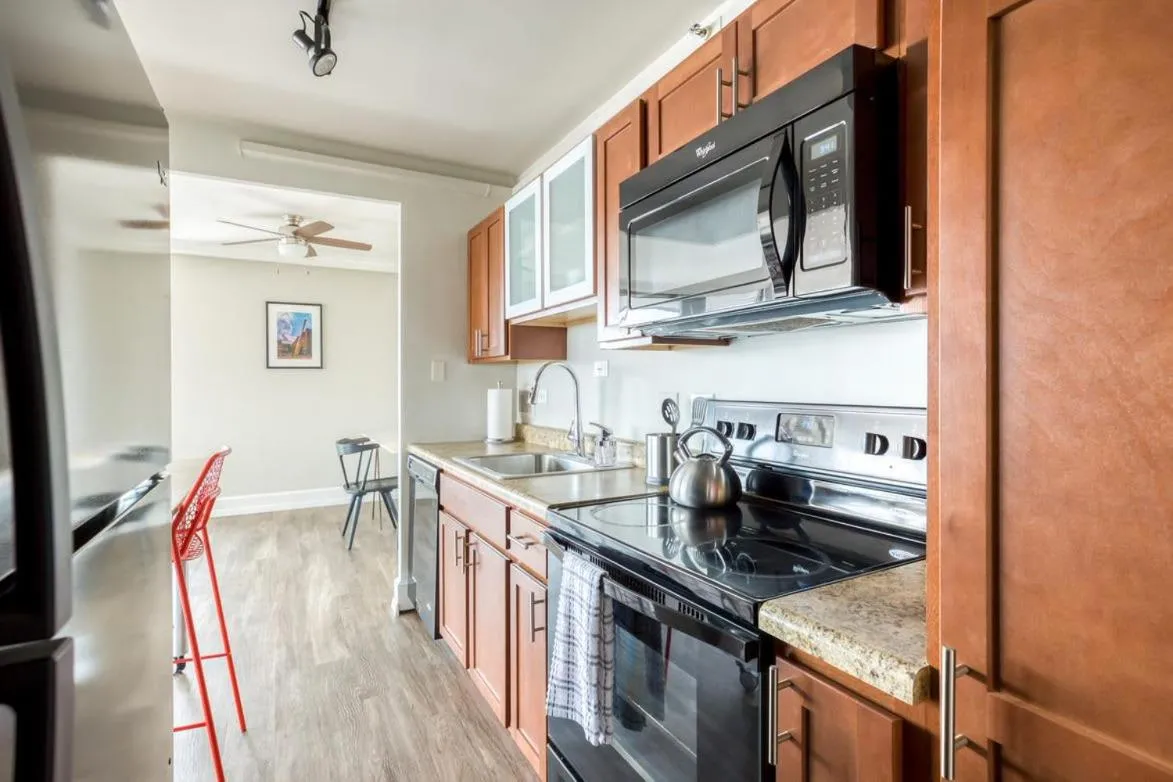 Image 4 of CozySuites 800 Tower 1BR with sky pool, gym! 10