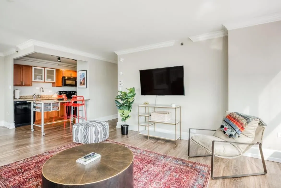 Image 4 of CozySuites 800 Tower 1BR with sky pool, gym! 11