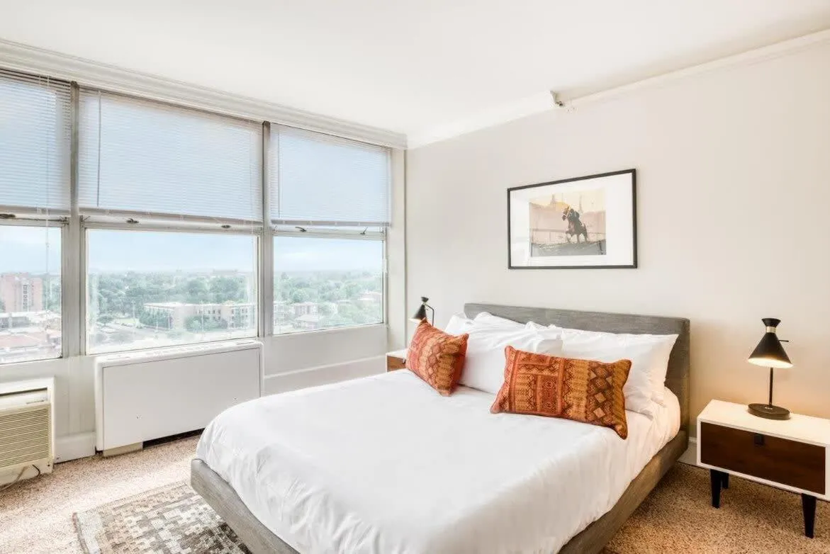 Image 1 of CozySuites 800 Tower 1BR with sky pool, gym! 11