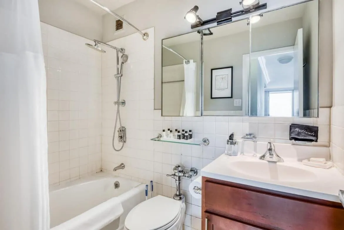 Image 2 of CozySuites 800 Tower 1BR with sky pool, gym! 11