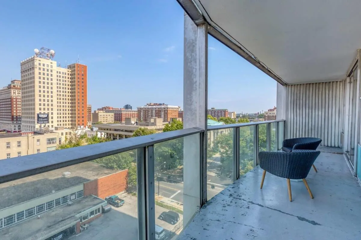 Image 6 of CozySuites 800 Tower 1BR with sky pool, gym! 11