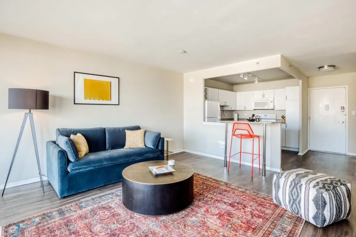 Image 4 of CozySuites 800 Tower 1BR with sky pool, gym! 14