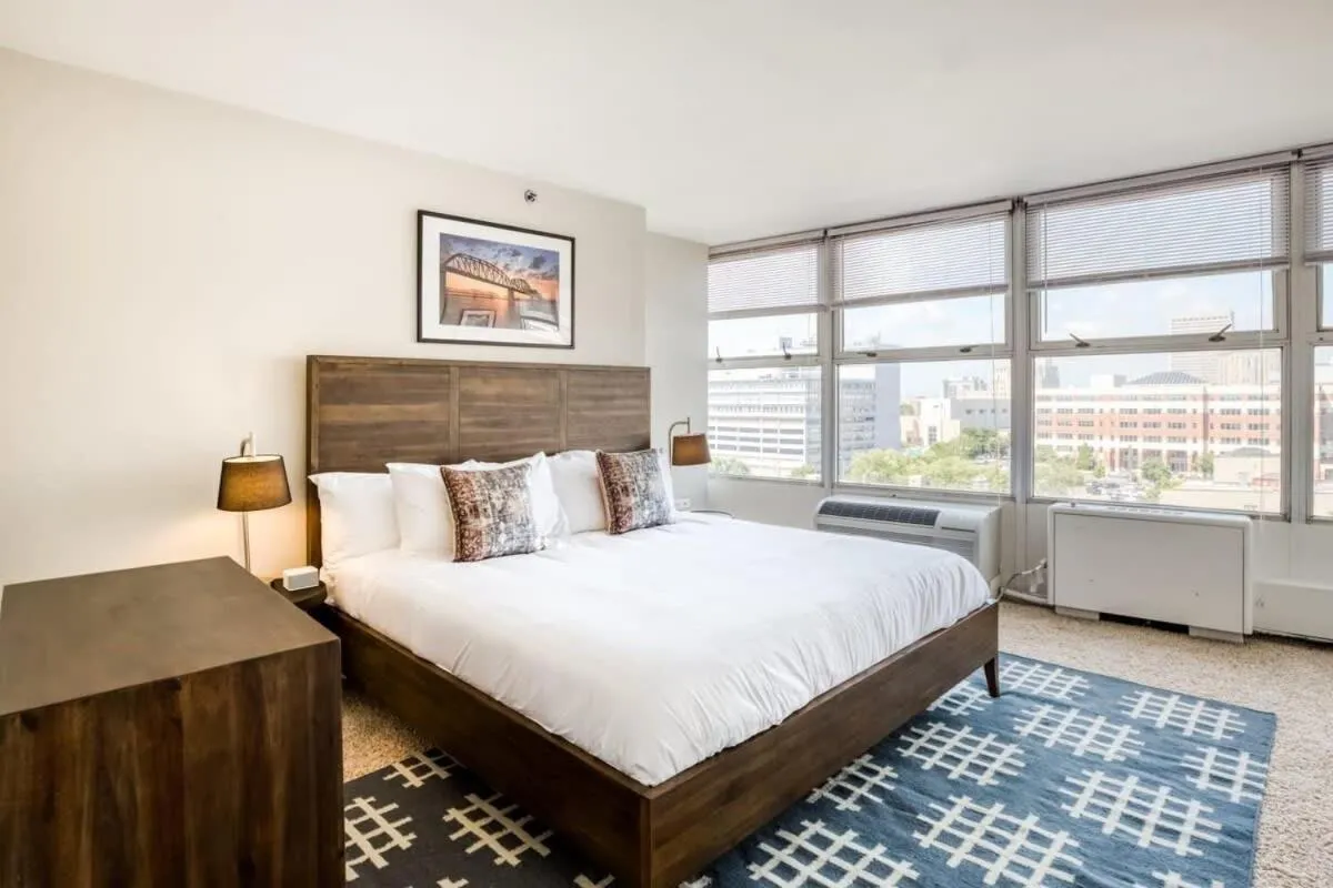 Image 1 of CozySuites 800 Tower 1BR with sky pool, gym! 14