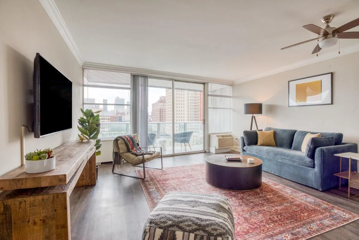 Image of CozySuites 800 Tower 1BR with sky pool, gym! 16