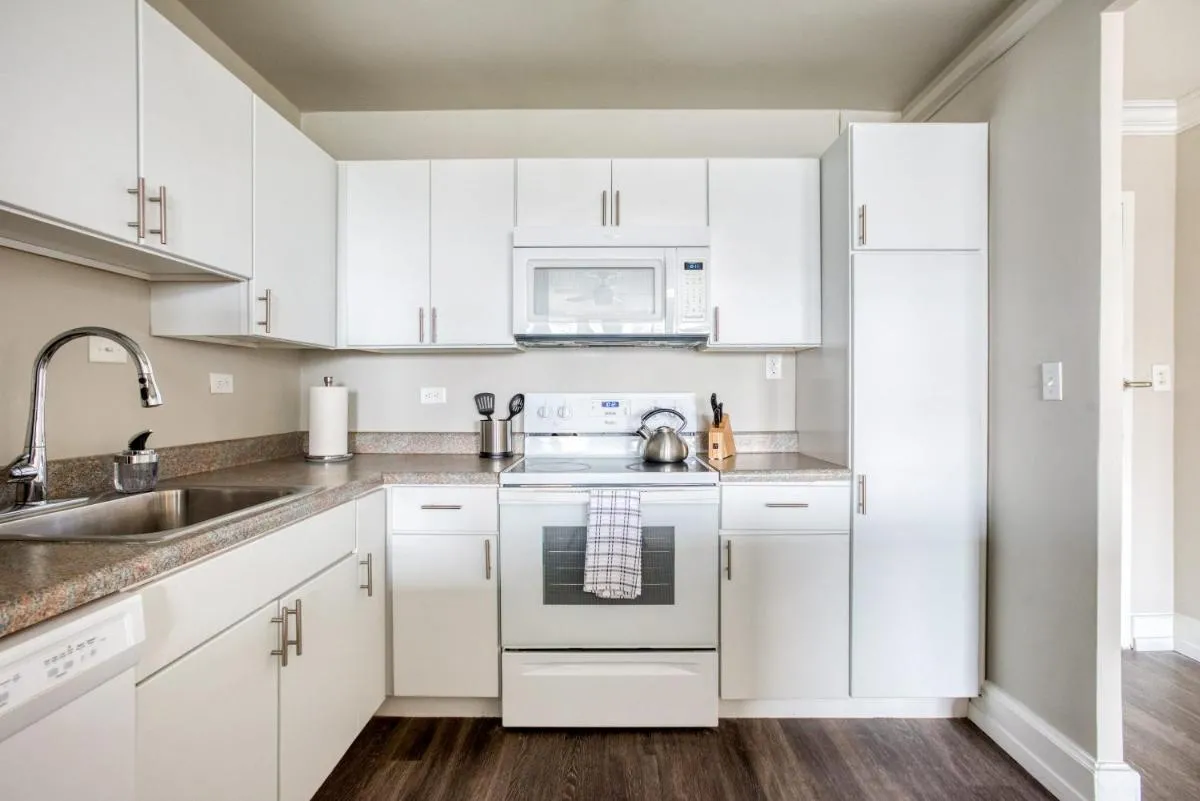 Image 4 of CozySuites 800 Tower 1BR with sky pool, gym! 16