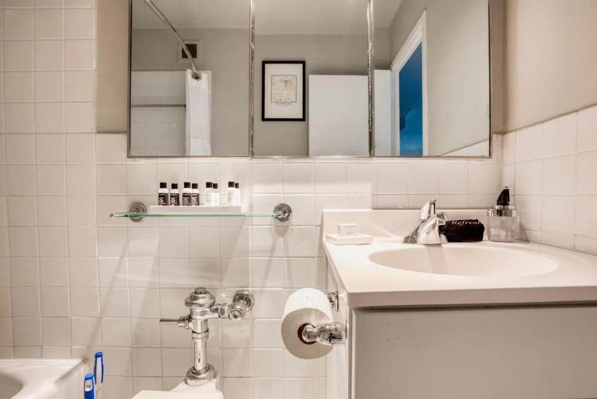Image 2 of CozySuites 800 Tower 1BR with sky pool, gym! 16
