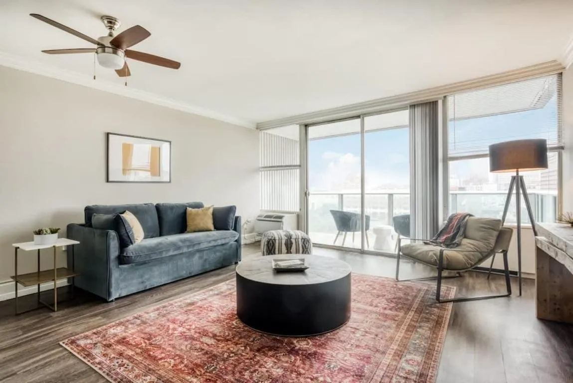 Image of CozySuites 800 Tower 1BR with sky pool, gym! 17
