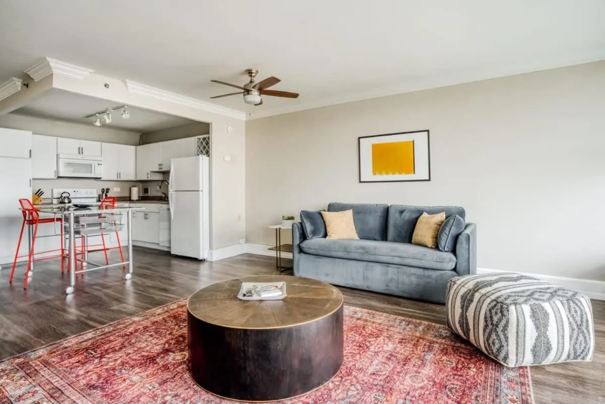 Image 4 of CozySuites 800 Tower 1BR with sky pool, gym! 17
