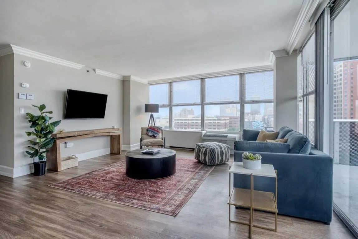 Image of CozySuites 800 Tower 1BR with sky pool, gym! 23