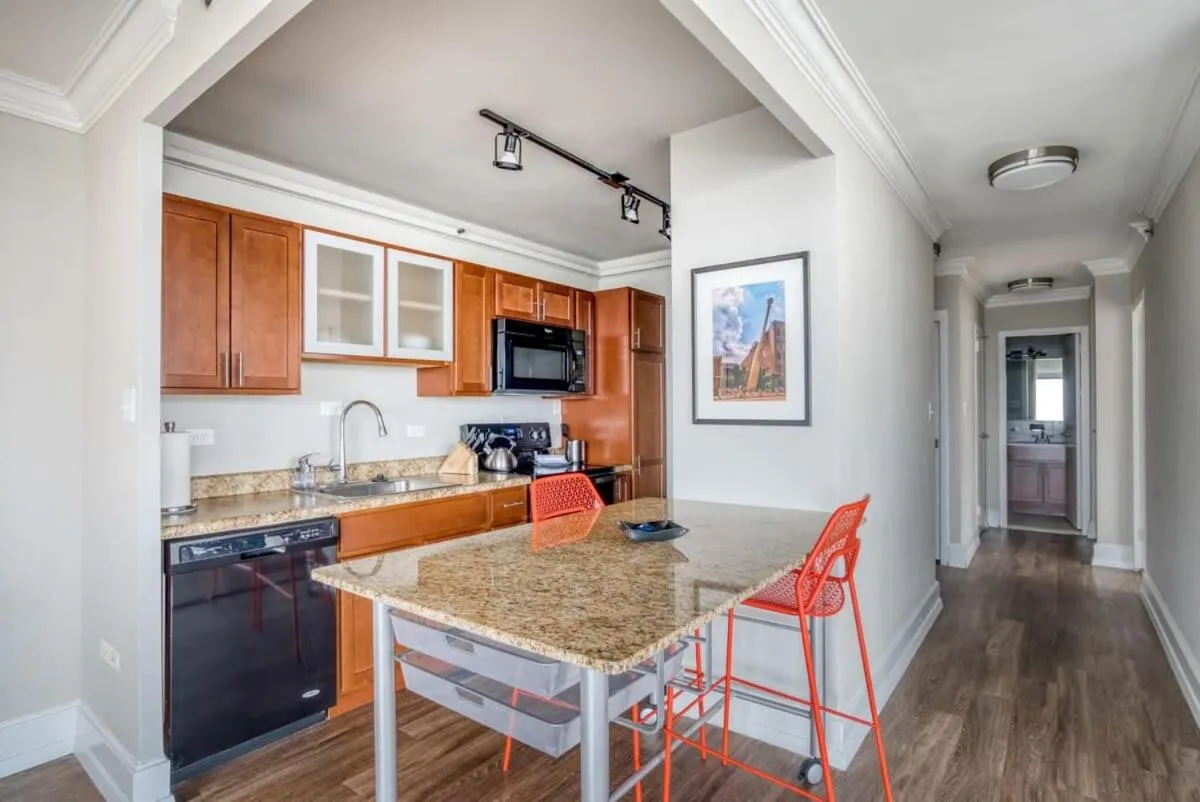 Image 3 of CozySuites 800 Tower 1BR with sky pool, gym! 23