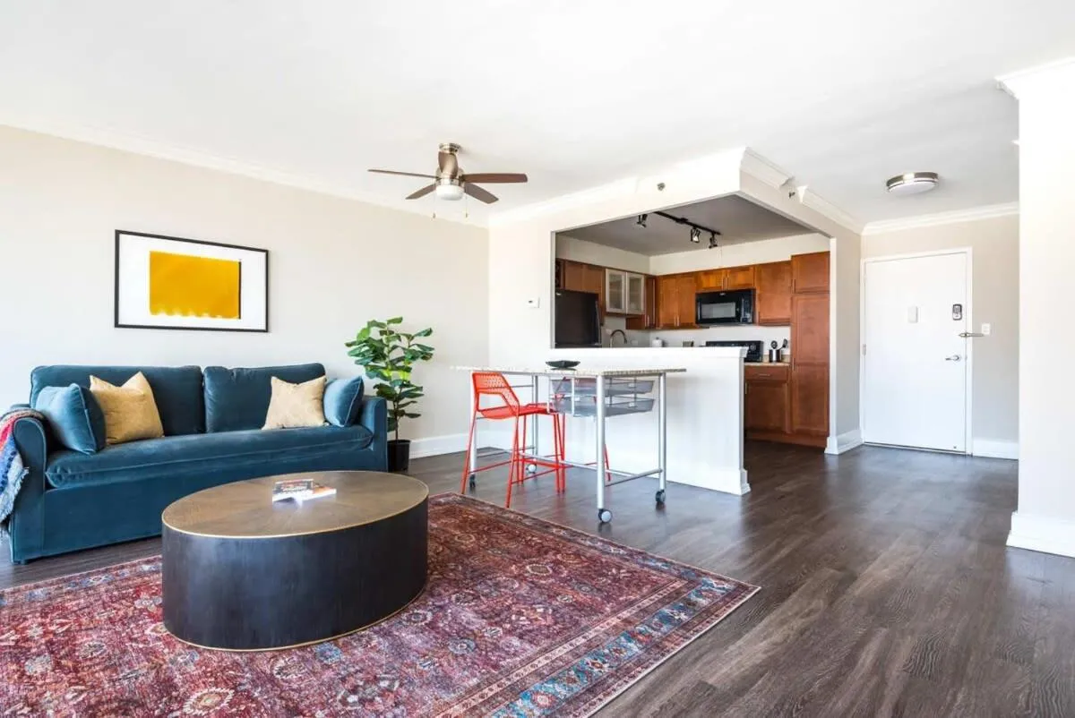 Image 4 of CozySuites 800 Tower 2BR with sky pool, gym! 27