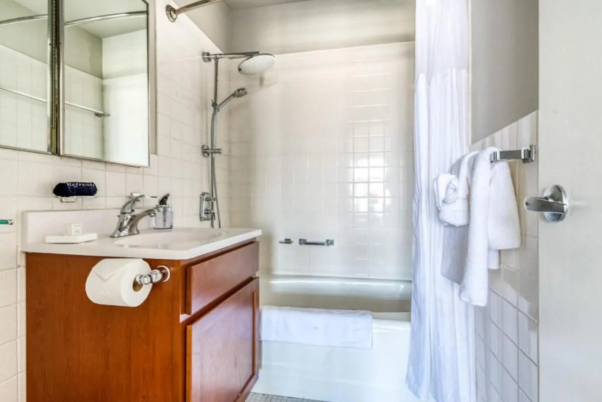 Image 2 of CozySuites 800 Tower 2BR with sky pool, gym! 27