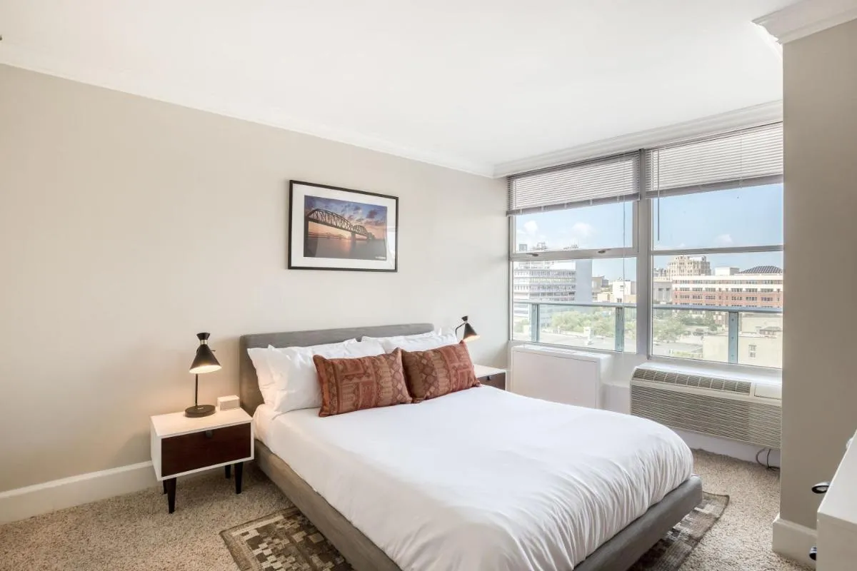 Image 1 of CozySuites 800 Tower 2BR with sky pool, gym! 28