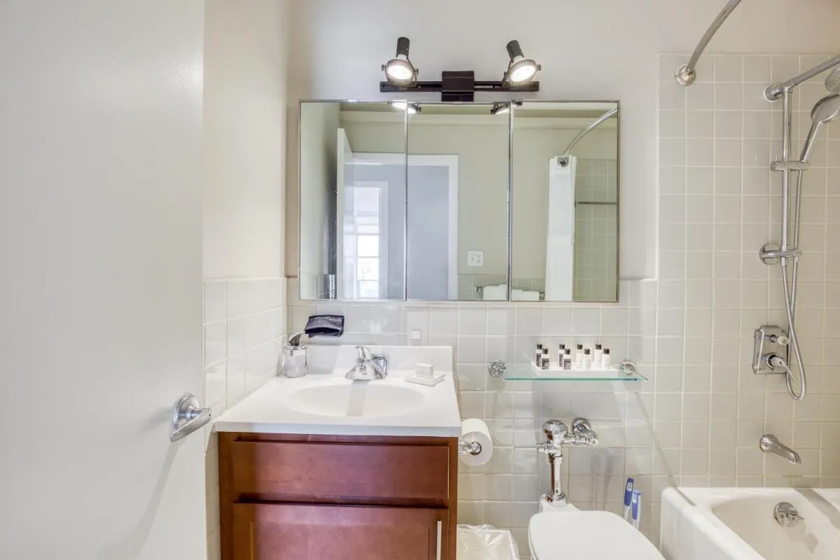 Image 2 of CozySuites 800 Tower 2BR with sky pool, gym! 28