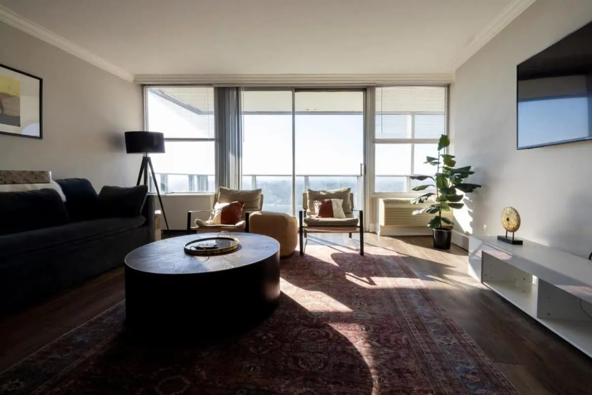 Image 5 of CozySuites 800 Tower 2BR with sky pool, gym! 32
