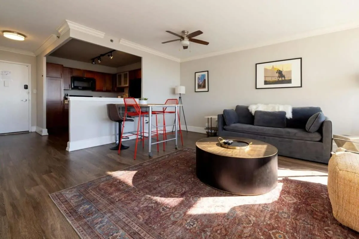 Image 4 of CozySuites 800 Tower 2BR with sky pool, gym! 32