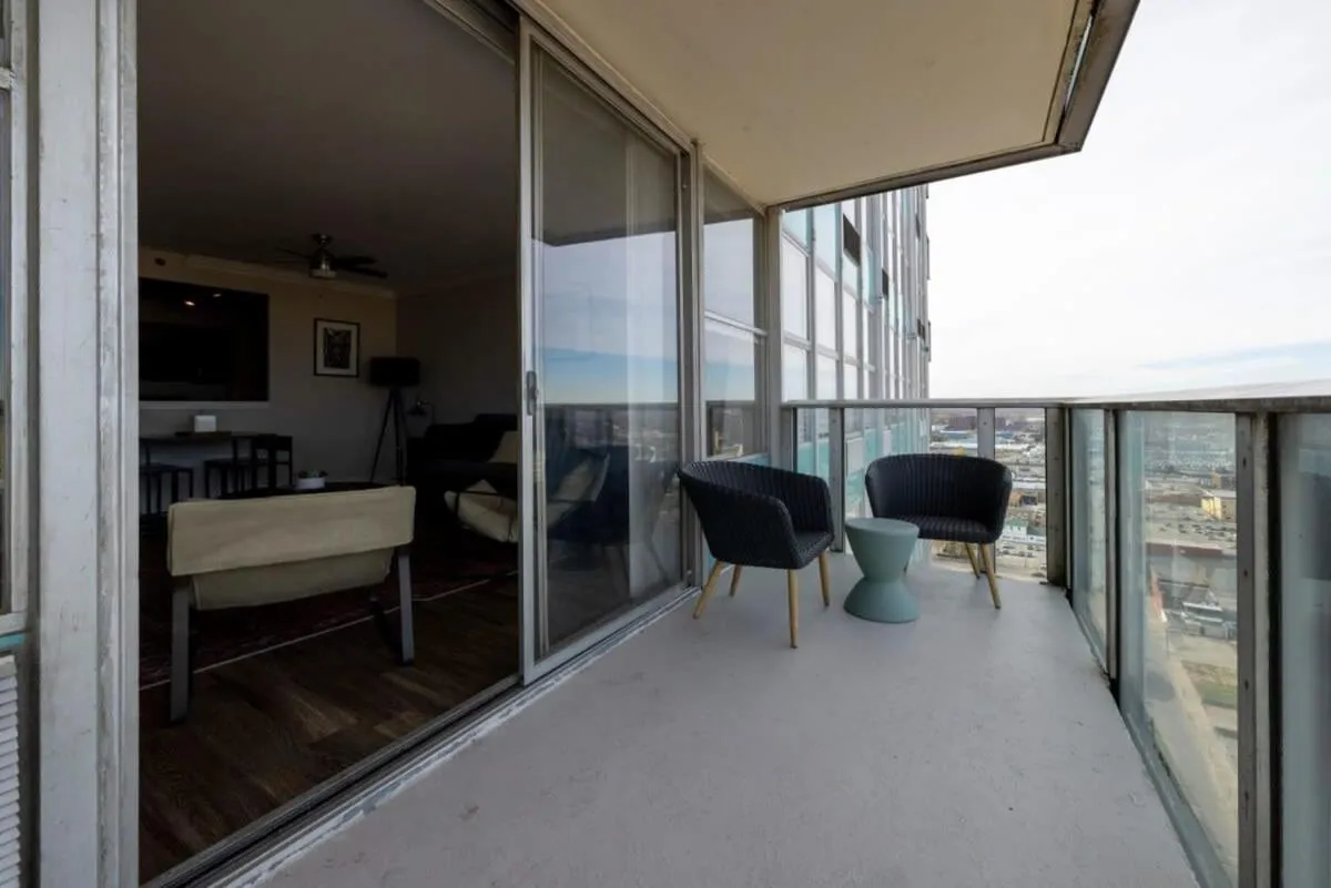 Image 4 of CozySuites 800 Tower 2BR with sky pool, gym! 34
