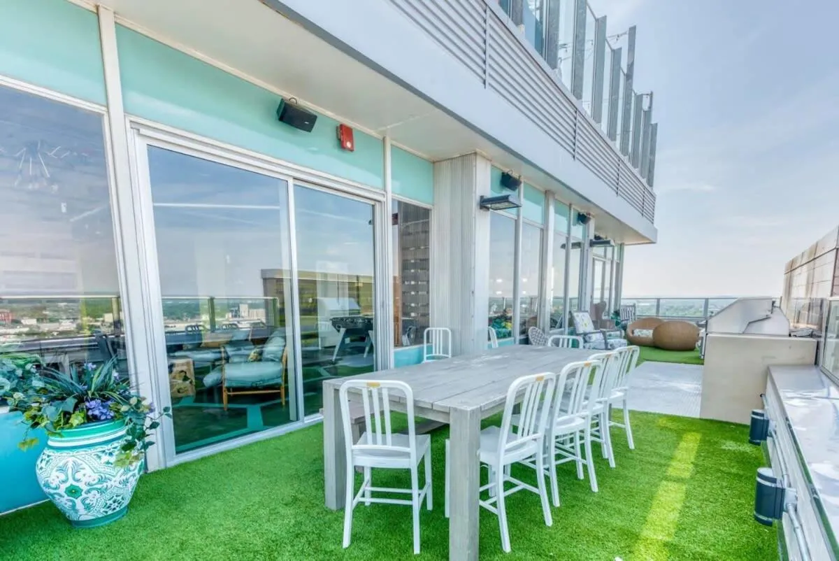 Image 6 of CozySuites 800 Tower 2BR with sky pool, gym! 34