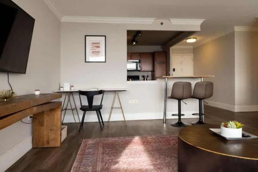 Image 4 of CozySuites 800 Tower 2BR with sky pool, gym! 35