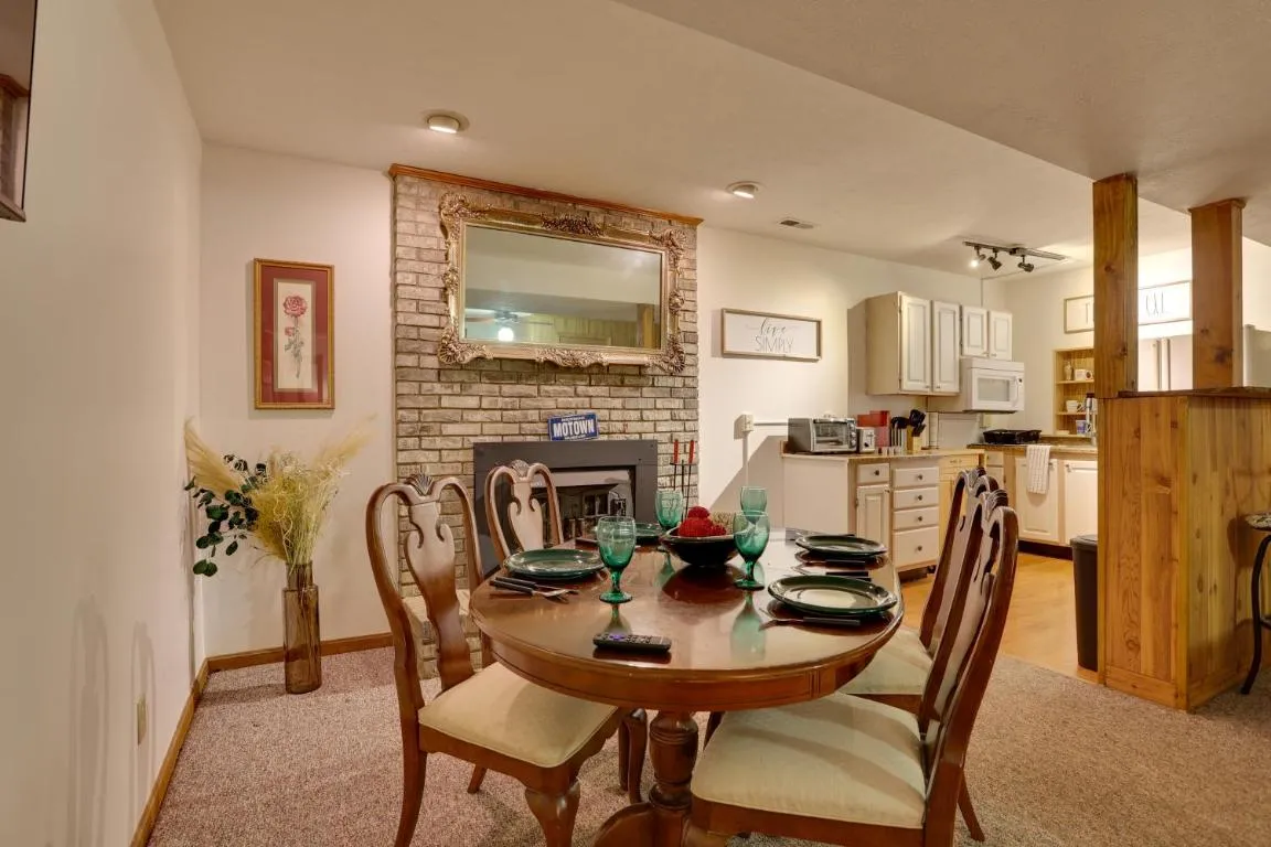 Image of Crestwood Apartment with Pool Table!