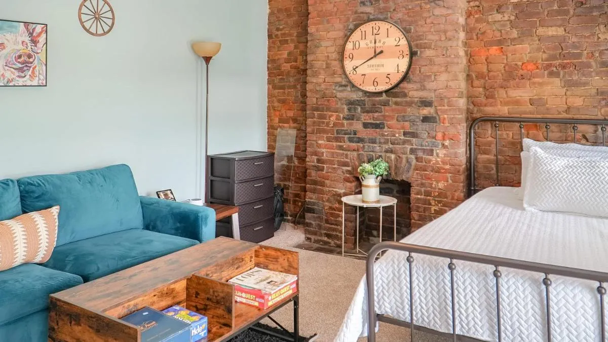 Image 6 of Downtown Loft Sleeps 10 w King Bed Parking Bikes