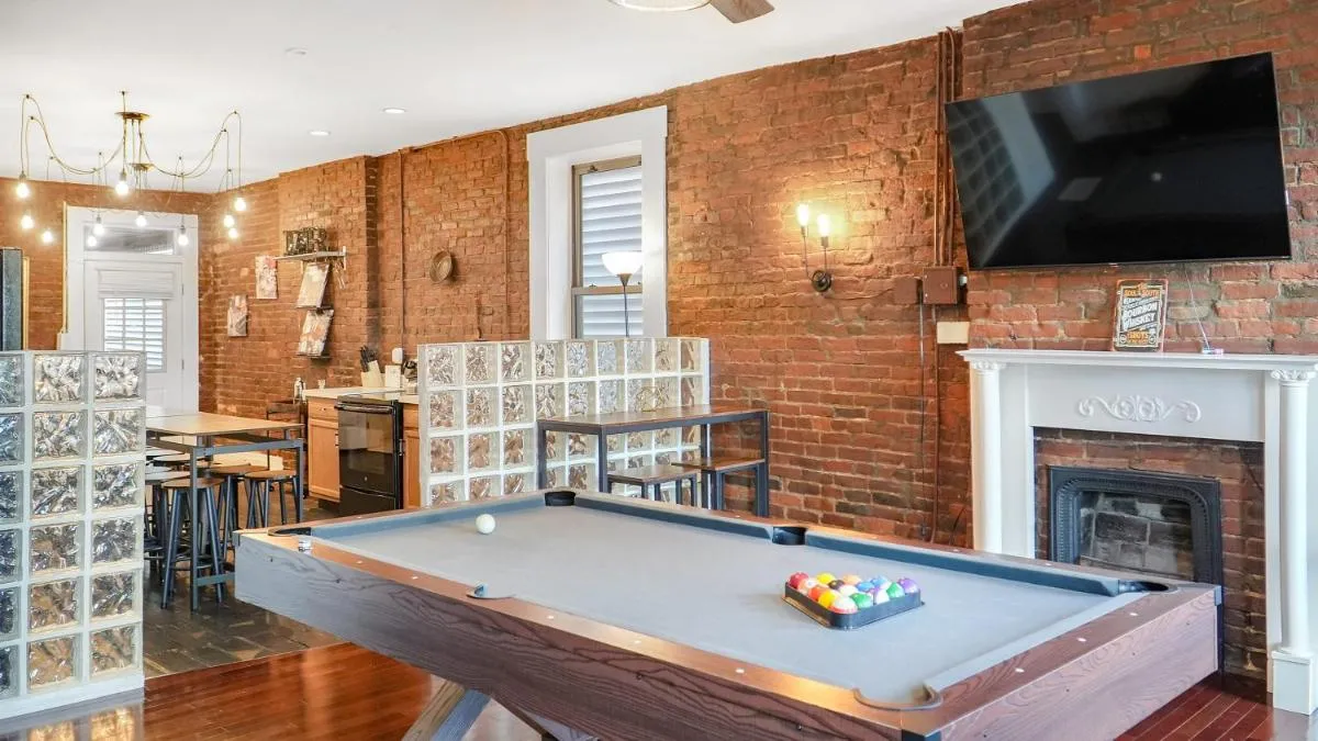 Image 4 of Downtown Loft Sleeps 6 – Pool Table Shuffleboard