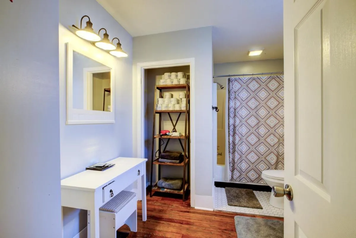 Image 2 of Great Location-5 Bd/3 Ba-Near Expo/UL/Fair/YUM/Zoo