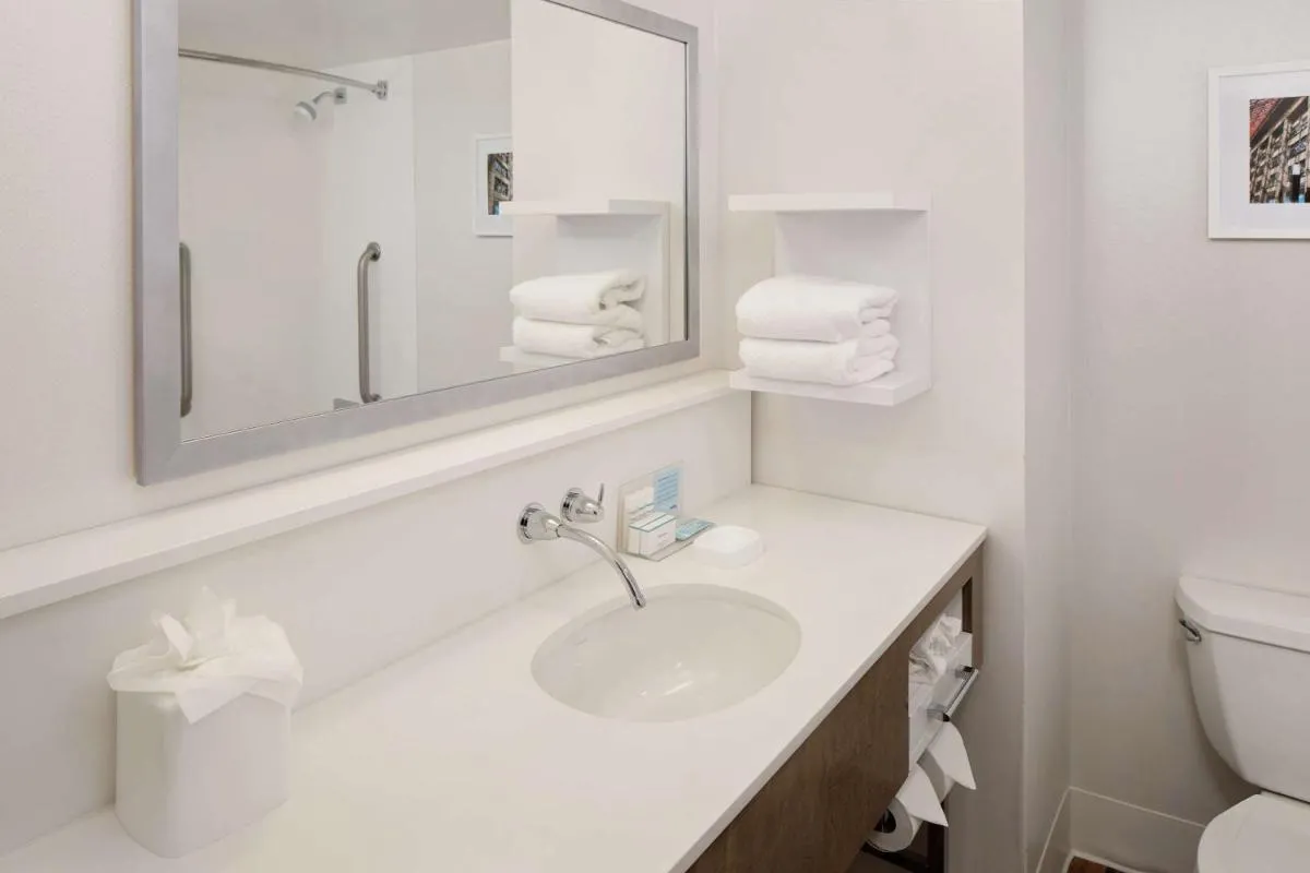 Image 2 of Hampton Inn Louisville Downtown