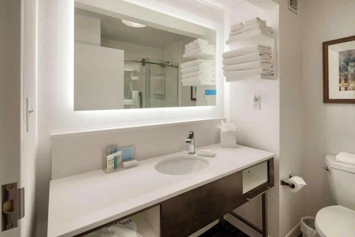 Image 2 of Hampton Inn Louisville Northeast