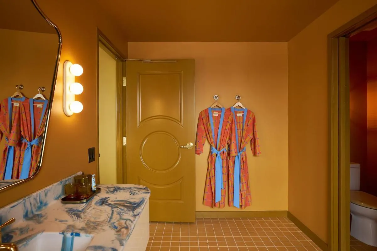Image 2 of Hotel Genevieve