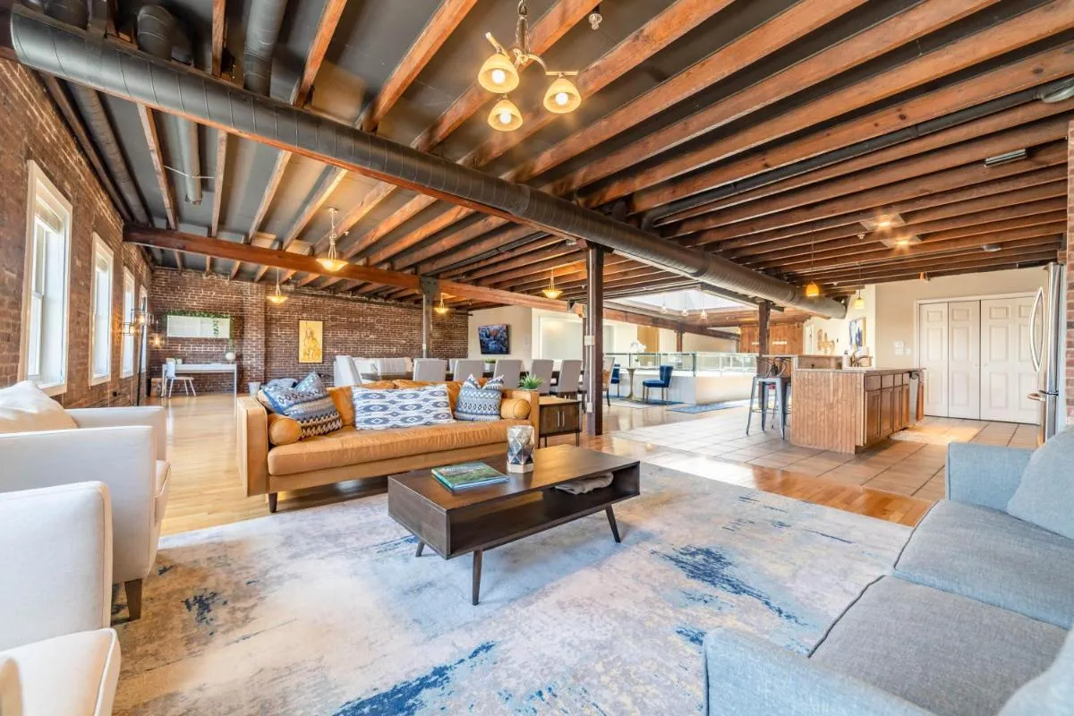 Image 2 of KING Penthouse Sleep8 4Bed 3BR 2BA Swepson Loft