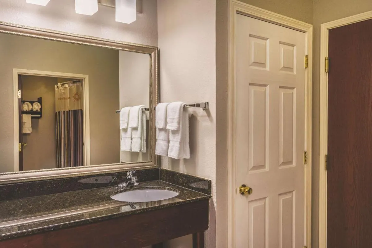 Image 2 of La Quinta Inn & Suites by Wyndham Louisville East