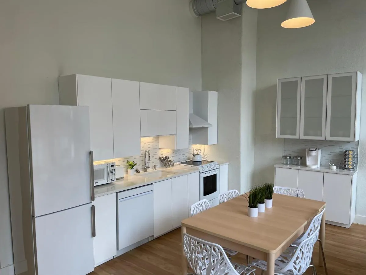 Image 3 of Lou-City Penthouse Suite! Savor Life with Hollyhock
