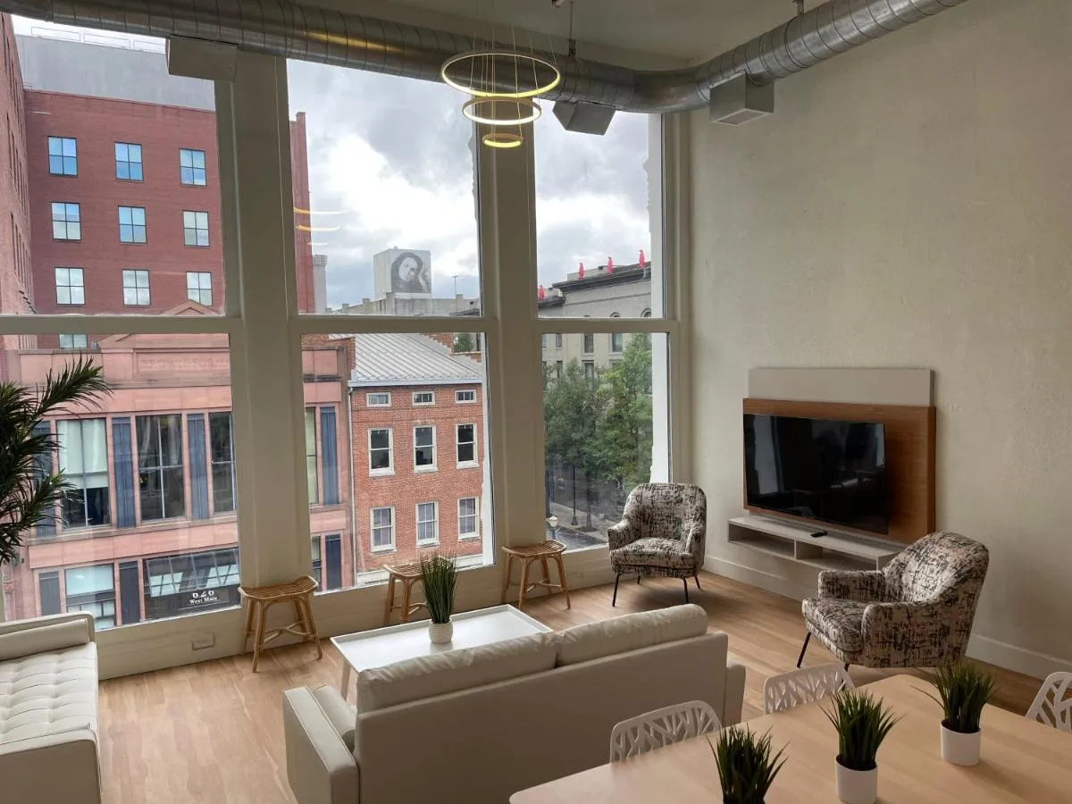 Image 4 of Lou-City Penthouse Suite! Savor Life with Hollyhock
