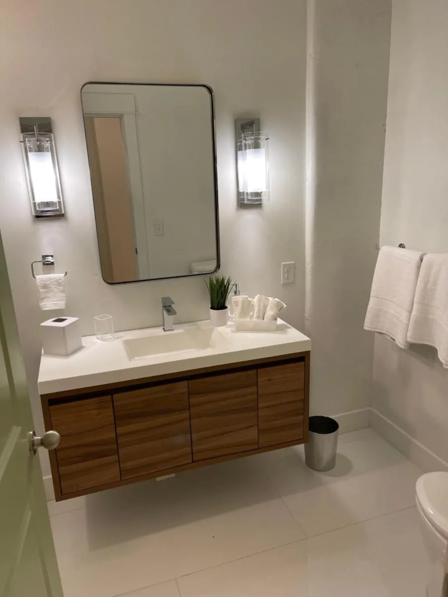 Image 2 of Lou-City Penthouse Suite! Savor Life with Hollyhock