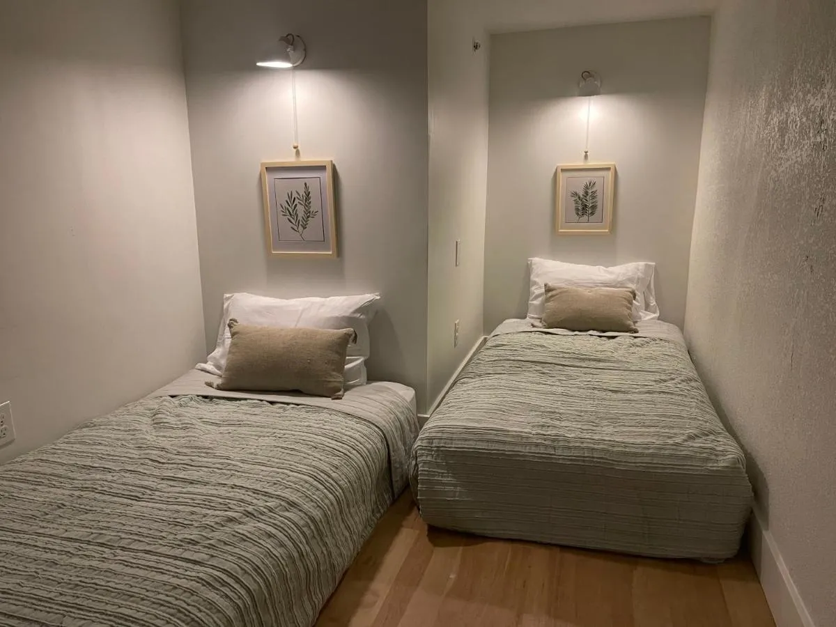 Image 6 of Lou-City Penthouse Suite! Savor Life with Hollyhock